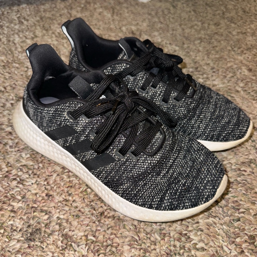 Adidas size 7 women’s tennis shoes